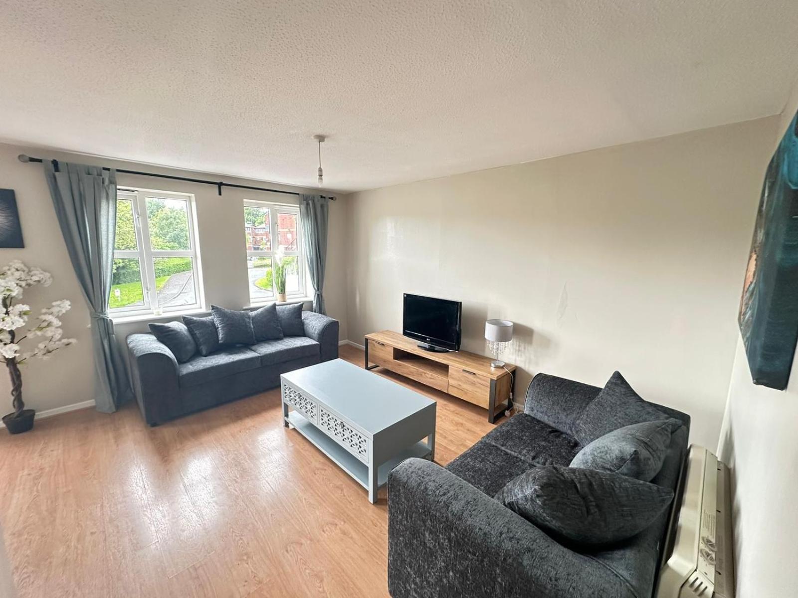 Lovely 2 Dbl Bed Apartment Near Heaton Park And North Manchester Hospital With Parking Exteriör bild